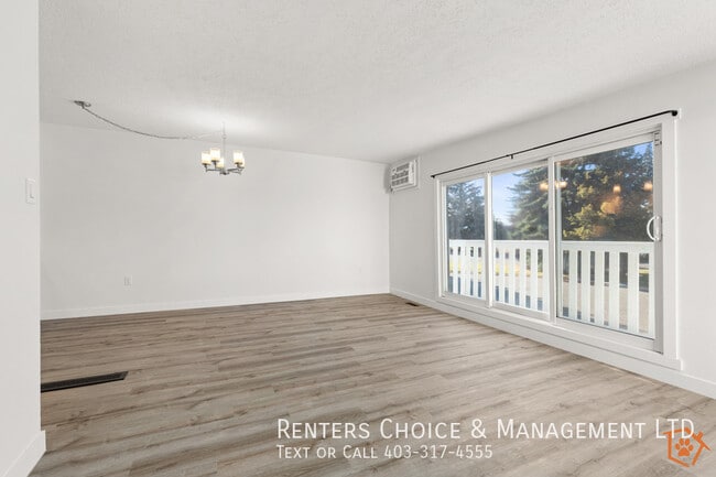 Photo - Renovated Dog + Cat Friendly Townhouse with Parking + AC