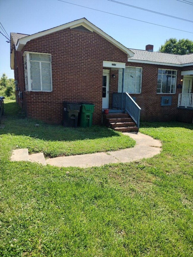 This 2 bed 1 bath duplex home is all brick... - This 2 bed 1 bath duplex home is all brick...