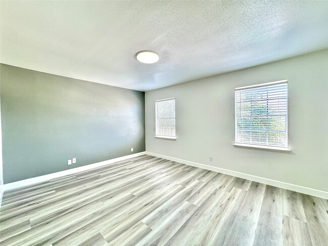 Building Photo - 11127 Village Bend Ln