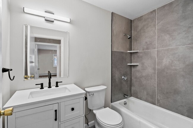 Building Photo - Newly Renovated 1-Bed 1-Bath Cranston! Unit 433 Oaklawn Ave 101