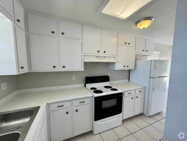 Building Photo - 8631 Mettler Dr Rental