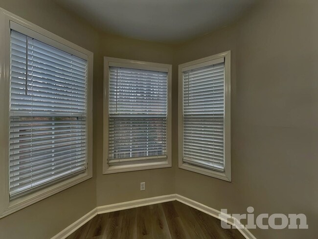 Photo - 155 Braxton Ln E