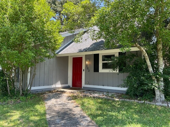 Photo - Welcome to this perfectly situated 3-bedroom, 2-bathroom home in the heart of Jacksonville.