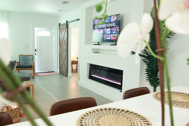 Building Photo - 920 SW 4th Ave