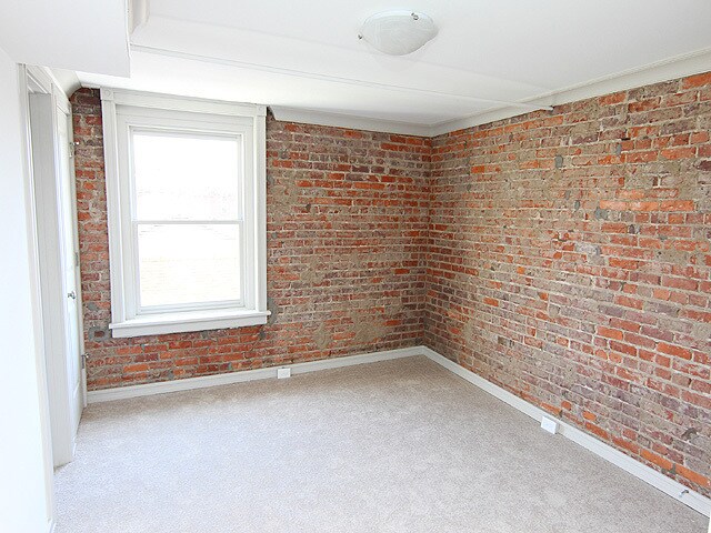 916 W TRINITY