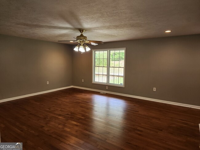Photo - 1077 Moran Lake Rd NE
