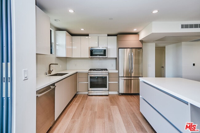 Photo - 328 N Maple Dr Unit 303