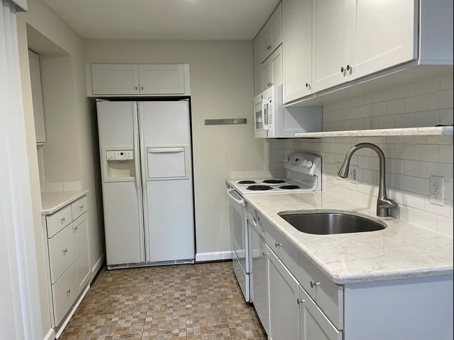 Kitchen - 523 Arbutus Ave SE Unit 523-B