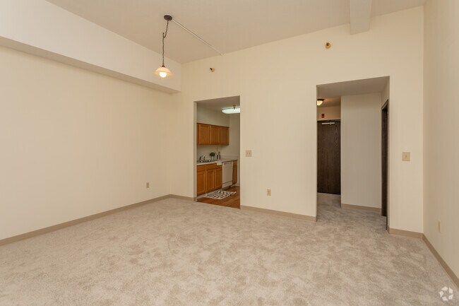 1BR, 1BA - 570 - 1,210SF