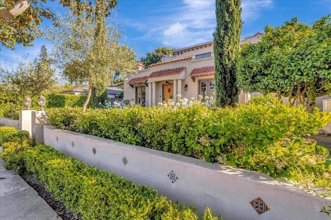 Photo - 1568 Mariposa Ave