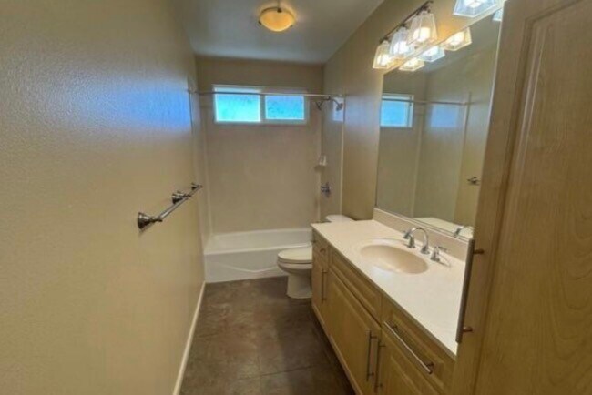 Photo - 2814 Henry St