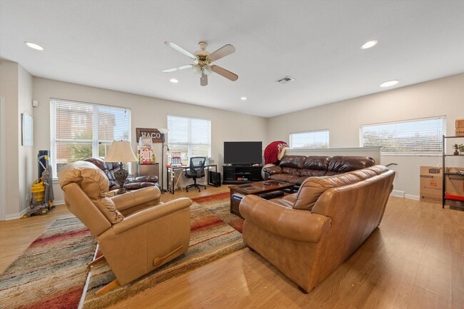 Photo - 1425 E James St Unidad B