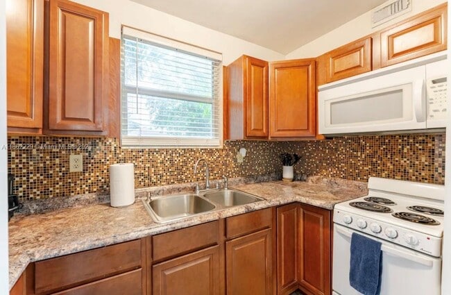 Building Photo - 370 NE 159th St Unit 0 Rental