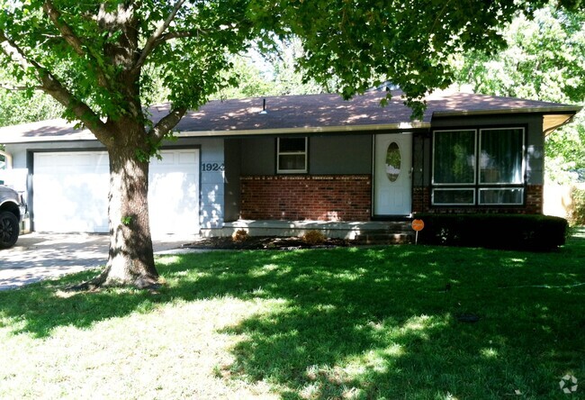 Building Photo - Four Bedroom in Established Neighborhood Rental