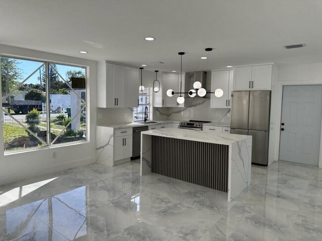 Building Photo - 3 bedroom in Miami FL 33150 Rental