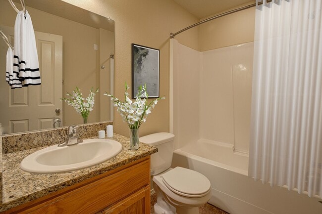 Building Photo - Cute & Quiet! Unit 136-1704