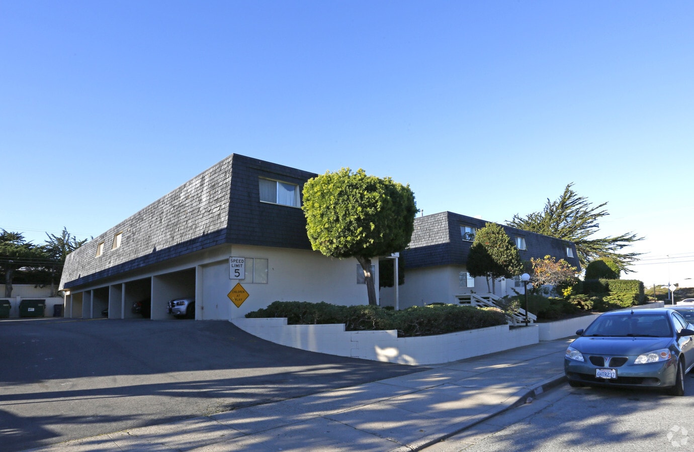 Goldcrest Apartments - Goldcrest Apartments