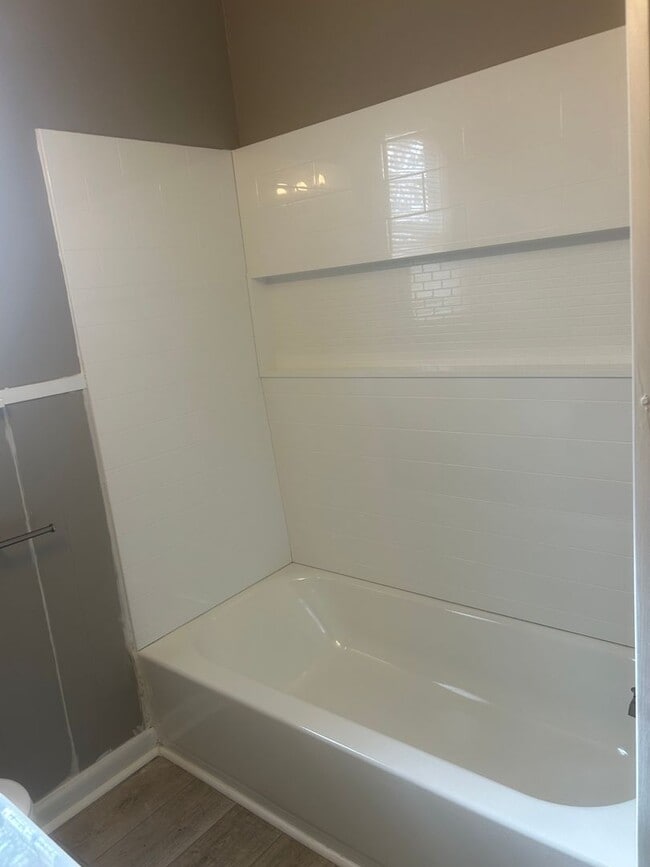 Photo - 405 Lindenhurst Dr