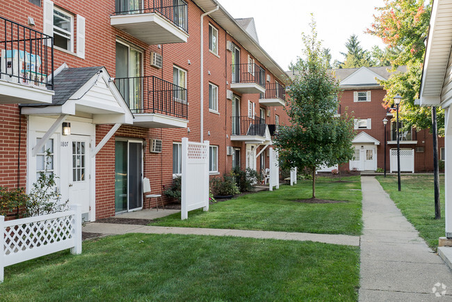 St. Charles Court Apartments - St. Charles Court Apartments