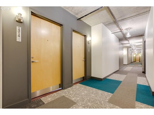 Photo - 1926 W Burnside St