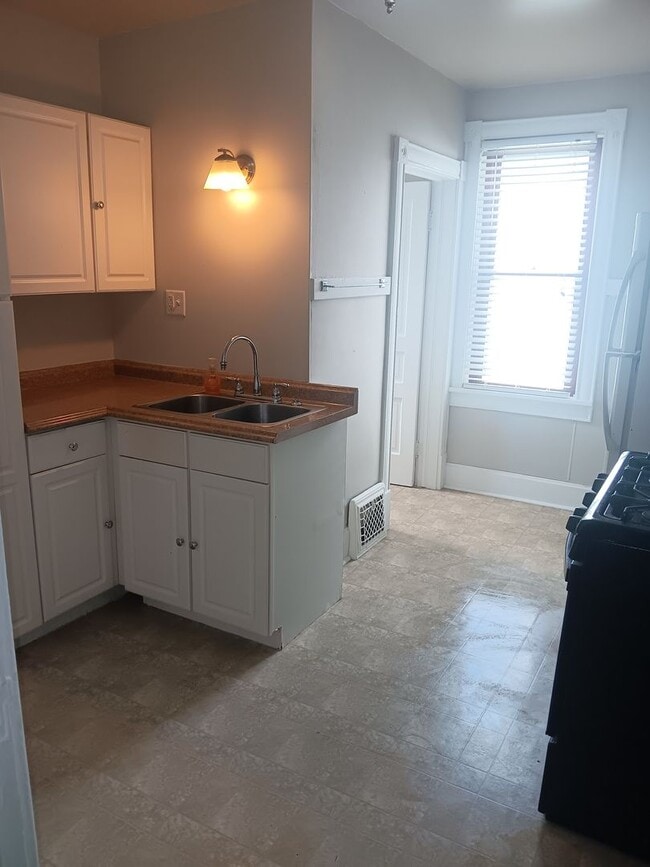 Building Photo - 908 S 6th Ave Unit 908 S. 6th Ave Rental