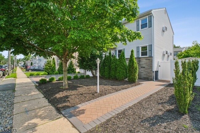 Photo - 862 Dewey St