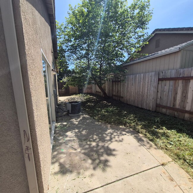 Photo - Single story Elk Grove home, 4 bedrooms, 2 baths; nice floor plan