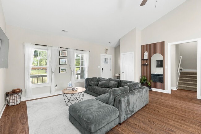 306 E Theriault Ct