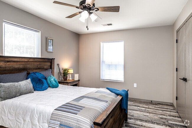 2BR, 2BA - 1200SF