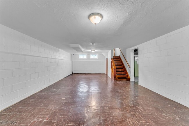 Photo - 25731 Farringdon Ave