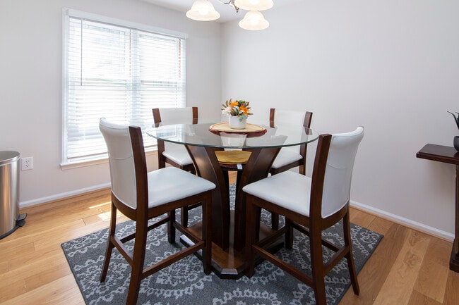 Photo - 212 W 10th St Unidad 17