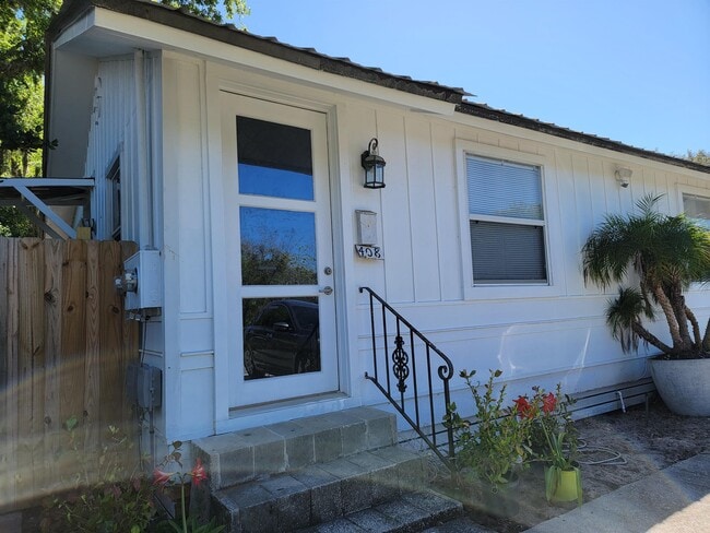 Building Photo - 408 S 11th St