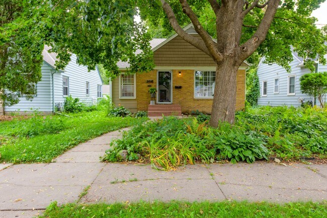 Photo - Lovely 3 Bedroom Home in Minneapolis