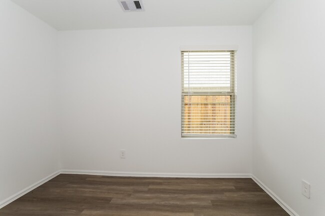 Building Photo - 423 Jewett Meadow Dr