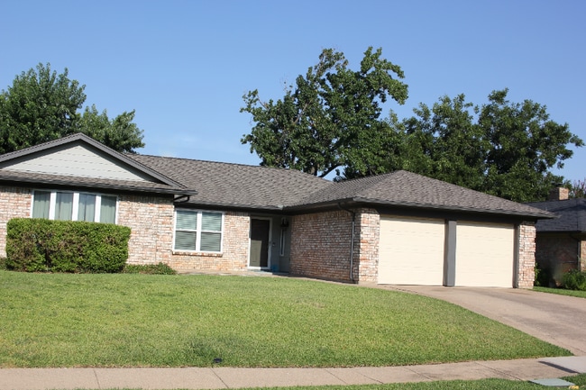 Building Photo - 412 Live Oak Dr Rental