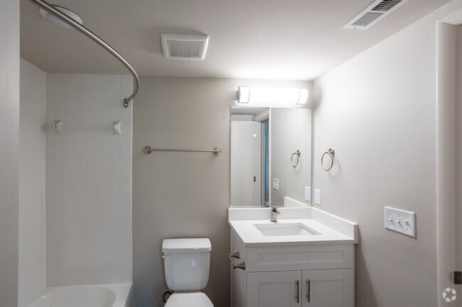 2BR, 2BA - 1,001SF - Secondary Bathroom