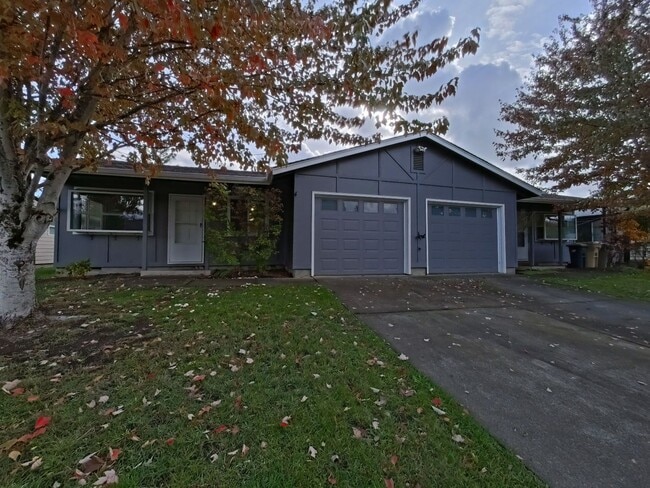 Building Photo - 2 Bedroom Duplex ~ Close to 9th Street ~ P... Unit 304 NE Conifer