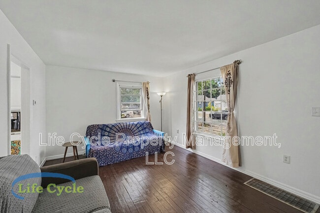 Photo - 2052 Collingwood Ave SW