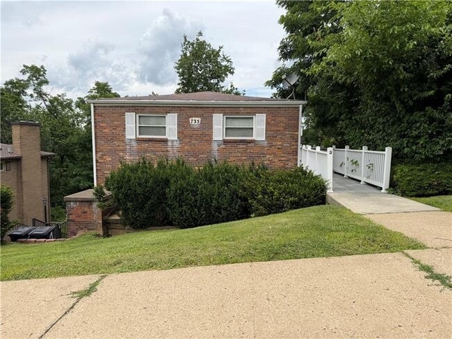 Building Photo - 735 Athalia St