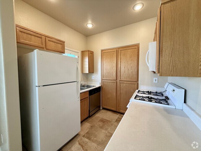 Building Photo - 2/BD 2/BA Cozy Condo with Fantastic Amenit...