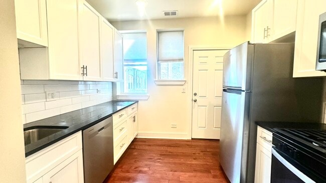Building Photo - 1147 W Lunt Ave Unit 3