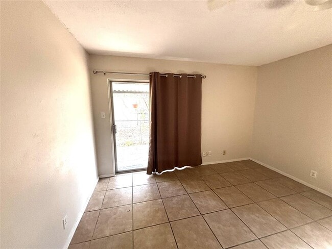 Photo - 411 Live Oak St