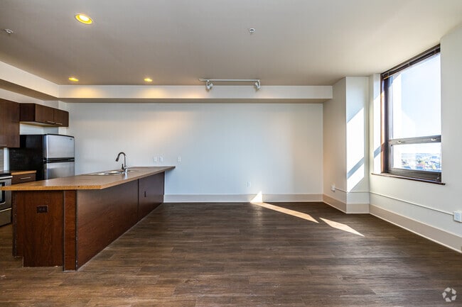 2BR, 1BA - 975 SF