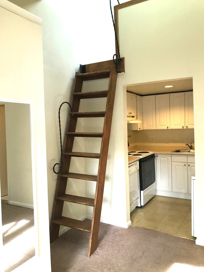 Building Photo - 614 Elliott St NE Unit 2D