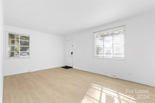 Photo - 3015 Marlborough Rd