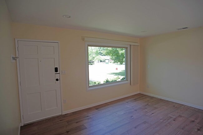 Photo - 1052 N Maple Rd