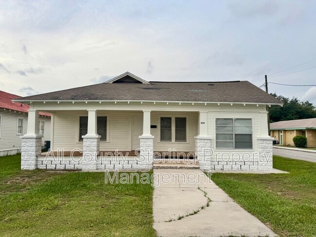 Building Photo - 235 SW Columbia Ave