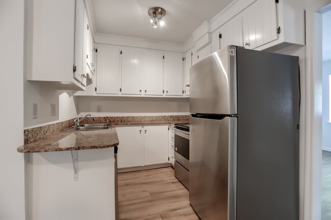 Photo - 1618 Poinsettia Rd