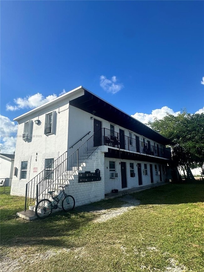 Building Photo - 845 SW 6th St Unit 3