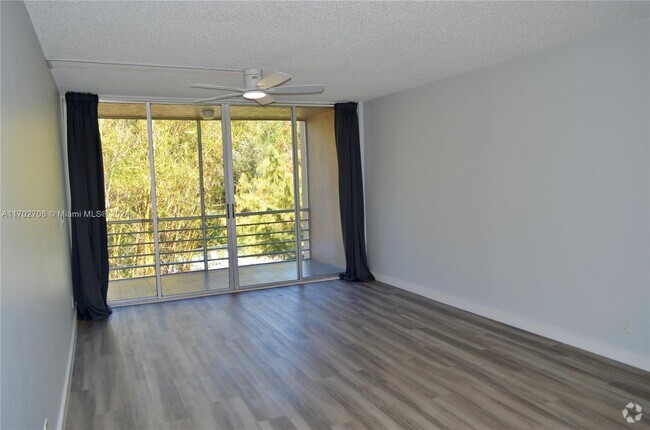 Building Photo - 9410 Live Oak Pl Unit 304 Rental